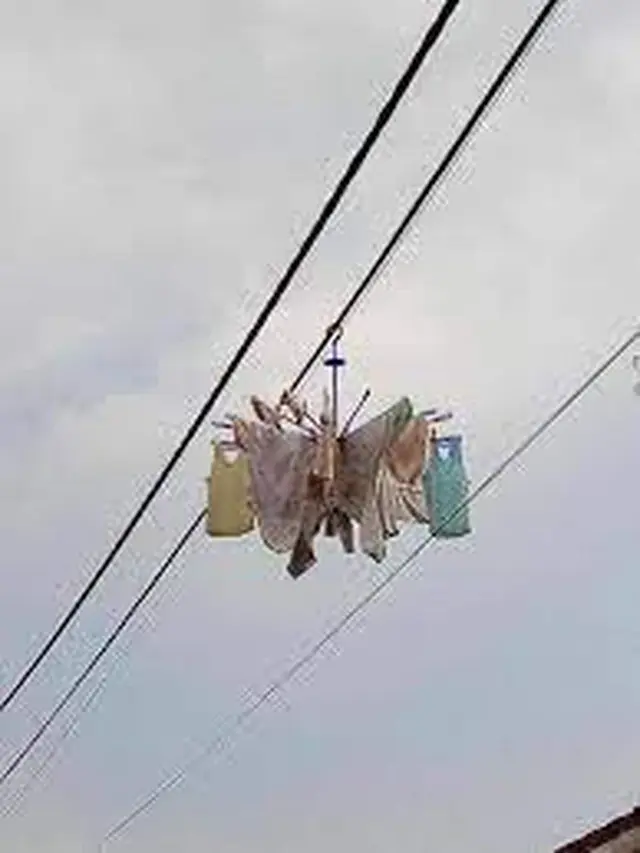 6 Posisi Benda di Kabel Listrik Ini Bikin Bingung Cara Naruhnya, Nyeleneh