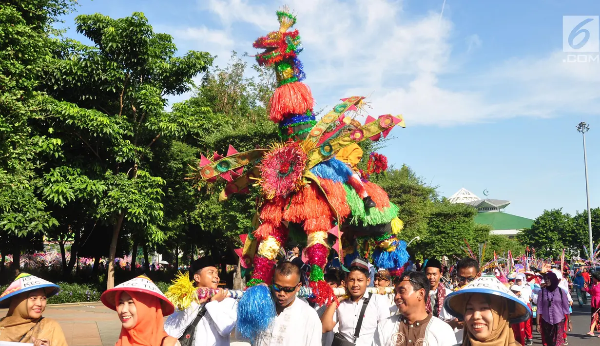 Sejumlah warga mengarak replika hewan imajiner Warak Ngendog yang menjadi maskot dalam prosesi Kirab Dugderan di Lapangan Simpang Lima Semarang, Jumat (3/5/2019). Prosesi Dugderan yang sudah berlangsung sejak 1881 di Semarang itu digelar setiap menyambut bulan suci Ramadan. (Liputan6.com/Gholib)