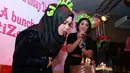 Perayaan ulang tahun di Jakarta ini adalah yang pertamanya. sebelumnya, Diva asal negeri Jiran ini selalu merayakan ulang tahunnya bersama keluarga besarnya di Malaysia. Sedangkan Sitizoners hanya mendoakan tanpa kehadiran Siti. (Deki Prayoga/Bintang.com)
