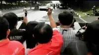 Petugas keamanan Mako Brimob mengejar dan mengeluarkan tembakan peringatan akibat ada penyusup di tempat Basuki Tjahaja Purnama atau Ahok ditahan. (Liputan 6 SCTV)