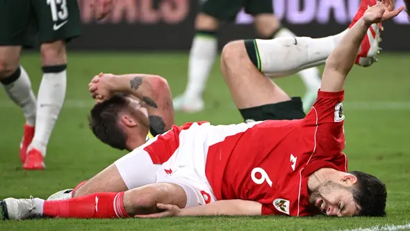 Sandy Walsh mengalami cedera saat Timnas Indonesia bertandang ke markas Timnas Australia dalam laga putaran ketiga Kualifikasi Piala Dunia 2026, Kamis (20/3/2025). (AFP/Saeed Khan)