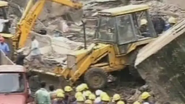 Puluhan Orang Terjebak Reruntuhan Gedung Ambruk di India