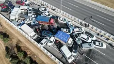 Foto udara menunjukkan tabrakan beberapa kendaraan di Jembatan Sungai Kuning Zhengxin di Zhengzhou, di provinsi Henan tengah China pada 28 Desember 2022. Lebih dari 200 Kendaraan Tabrakan beruntun di Tengah Kabut Tebal di Jembatan itu. (AFP/STR)