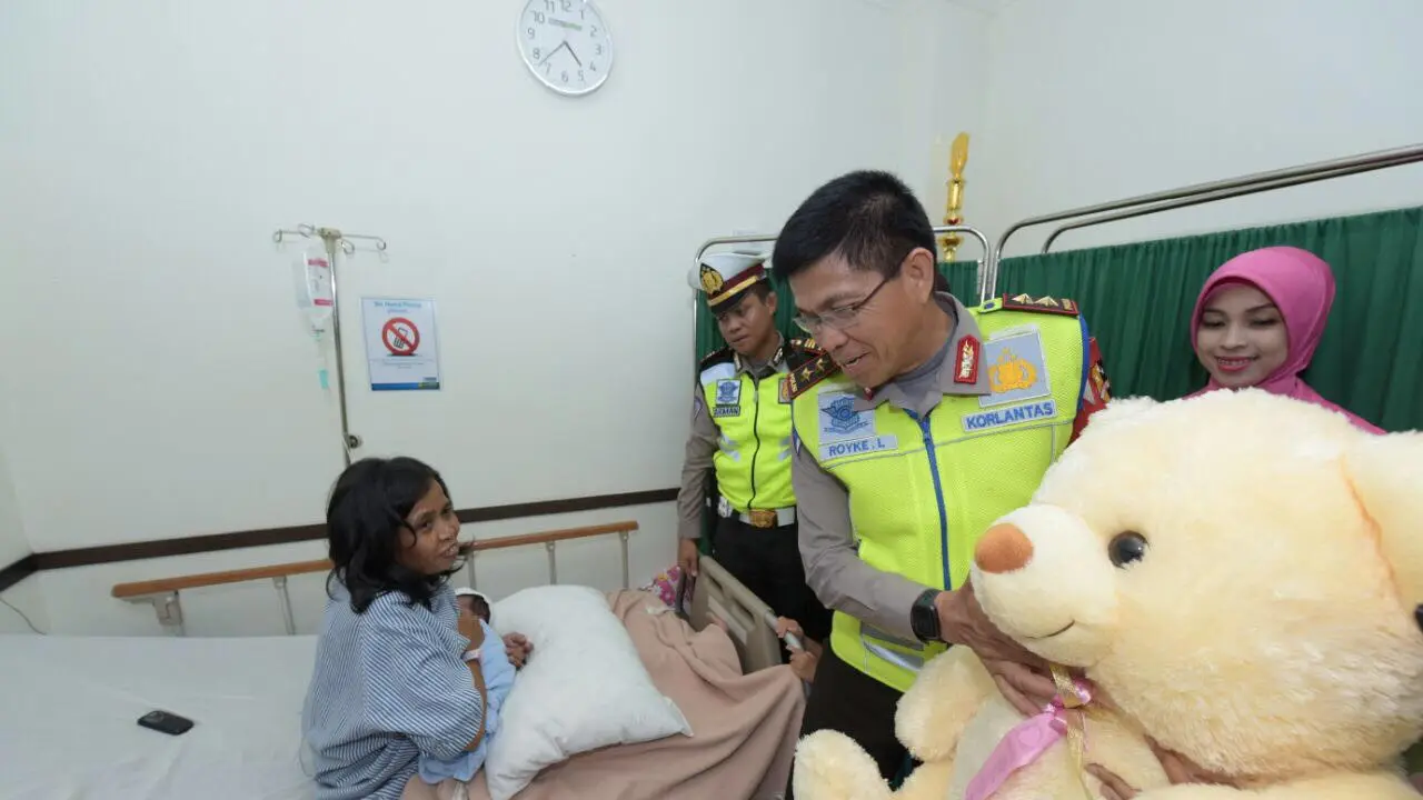 Kakorlantas jenguk ibu yang melahirkan di jalan