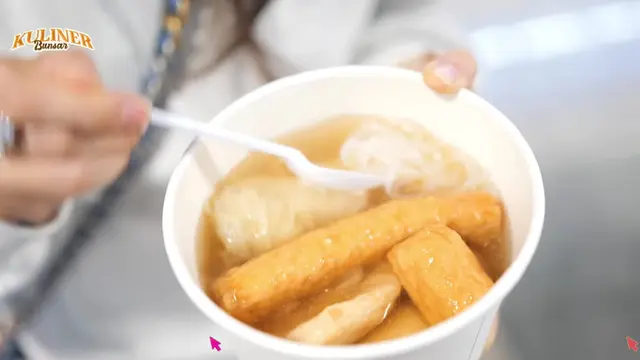 Momen Sarwendah Coba Makanan Enak dan Unik di Bandara Thailand. (YouTube/sarwendah official)