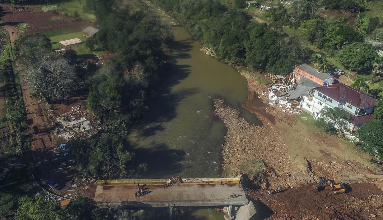 Pihak berwenang mengatakan sedikitnya 11 orang tewas dan 20 hilang setelah badai musim dingin yang parah melanda wilayah tersebut. (AP Phto/Wesley Santos)