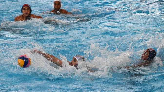 Pemain polo air Arab Saudi merebut bola dari pemain Indonesia pada laga terakhir peringkatan Asian Games 2018 di Stadion Aquatic Centre, GBK, Jakarta, Sabtu (1/9). Indonesia harus puas berada di posisi delapan. (Merdeka.com/Imam Buhori)