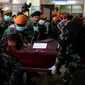 Petugas menggotong peti jenazah korban Hercules C-130 yang telah teridentifikasi untuk dipulangkan ke keluarga korban, di RSUP Haji Adam Malik, Medan, Sumatera utara, Kamis (2/7/2015). (Liputan6.com/Johan Tallo)