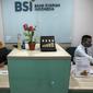 Aktivitas pekerja di kantor cabang Bank Syariah Indonesia, Jakarta Selasa (2/2/2021). PT Bank Syariah Indonesia Tbk (BSI) resmi beroperasi dengan nama baru mulai 1 Februari 2021. (Liputan6.com/Johan Tallo)