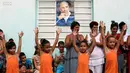  Anak-anak bersuka cita untuk menyambut perayaan ulang tahun Fidel Castro yang ke-90 di San Antonio de los Banos , Kuba , (10/8). 48 tahun berkuasa, Fidel Castro menentang 10 Presiden AS untuk periode kekuasaan yang berbeda ( REUTERS / Enrique De La Osa)
