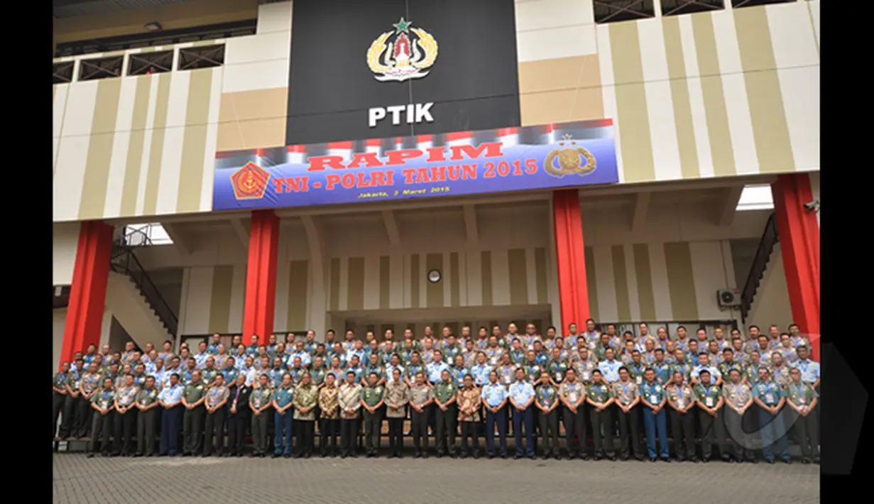 Presiden Joko Widodo (tengah) bersama perserta Rapim TNI-Polri berfoto bersama di Gedung PTIK, Jakarta, Selasa (3/3/2015). Rapim TNI dan Polri mengambil tema Sinergitas TNI-Polri Penggerak Revolusi Mental. (Liputan6.com/Faizal Fanani)
