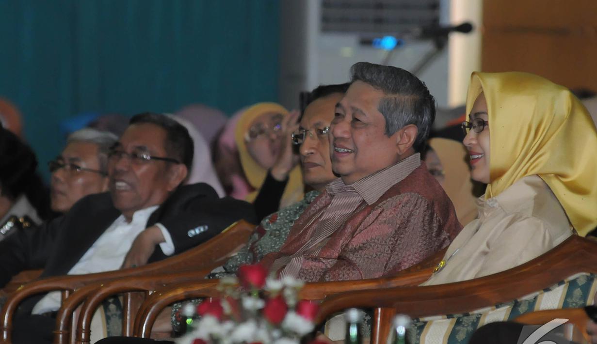 SBY ditemani Walikota Tangsel Airin Rachmi Diany saat acara Kuliah Umum "Pengalaman Mengawal Reformasi", Tangsel, Rabu (10/12/2014). (Liputan.com/Herman Zakharia)