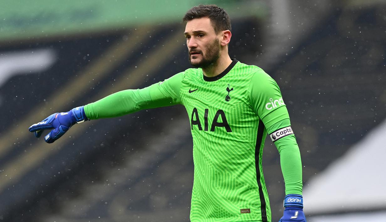 Hugo Lloris. Kiper Prancis berusia 34 tahun ini didatangkan Tottenham dari Lyon pada musim 2012/2013 dengan harga 12,6 juta euro. Total hingga musim lalu telah tampil dalam 373 laga. Mulai 2015/2016 dipercaya menjadi kapten tim saat ditangani Mauricio Pochettino. (Foto: AFP/Pool/Neil Hall)