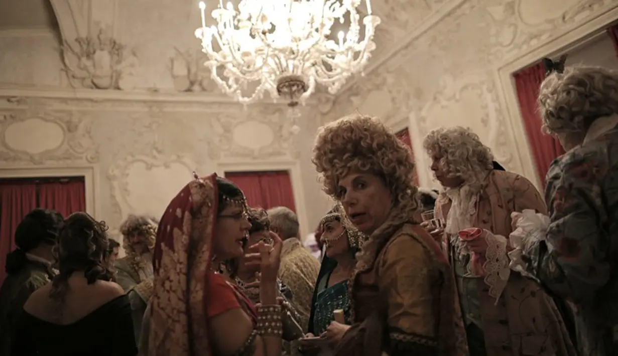 Suasana kemeriahan Nuit Royale, sebuah acara kostum abad kedelapan belas di Istana Venaria Reale, bekas kediaman kerajaan, Turin, Italia, Sabtu (3/10/2015). (AFP Photo/Marco Bertorello) 