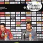 Manajer Arsenal, Unai Emery (tengah), bersama gelandang Henrikh Mkhitaryan (kanan) pada konferensi pers jelang laga International Champions Cup 2018 melawan PSG di Stadion Nasional, Singapura, Jumat (27/7/2018). (Bola.com/Wiwig Prayugi)