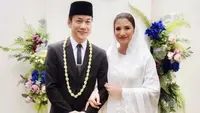 Qibil Changcuters resmi menikah dengan Qurrotu Ayun. Saat akad mempelai perempuan mengenakan baju kurung dan rok putih berbordir lengkap dengan kerudungnya. @qibil