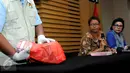 Petugas saat akan menunjukkan barang bukti uang hasil OTT  terkait dugaan suap pengurusan perkara Saipul Jamil, disaksikan Juru Bicara KPK, Yuyuk Andriati dan Wakil Ketua KPK, Basaria Pandjaitan di Jakarta, Kamis (16/6). (Liputan6.com/Helmi Afandi)