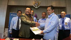 Mantan Kepala BIN, Hendropriyono menyerahkan laporan data aset kepada kanwil DJP Wajib Pajak Besar, Jakarta, Rabu, (21/9). Kedatangan Hendropriyono ke kantor untuk mendaftar pengampunan pajak (tax amnesty). (Liputan6.com/Angga Yuniar)