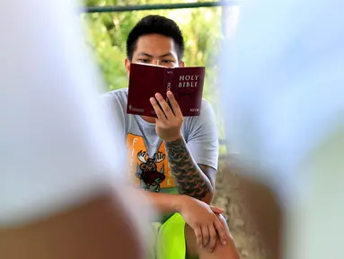 Seorang pasien membaca Alkitab saat melakukan kegiatan rutinnya di Pusat Pemulihan Kristen di Antipolo, Filipina (12/9). (REUTERS/Romeo Ranoco)