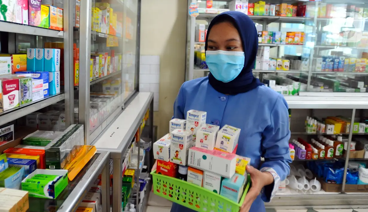 <p>Pegawai membawa sejumlah obat sirup yang mengandung paracetamol di Apotek Prima Husada, Cinere, Depok, Jawa Barat, Kamis (20/10/2022). Kementerian Kesehatan menginstruksikan seluruh apotek untuk sementara tidak menjual obat bebas dalam bentuk sirup anak kepada masyarakat akibat adanya lebih dari 200 kasus gangguan ginjal akut misterius yang menyerang anak di Indonesia. (merdeka.com/Arie Basuki)</p>