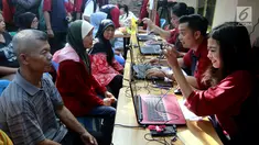 Warga registrasi untuk mendapatkan paket sembako di Rawa Badak  Selatan, Jakarta Utara, Kamis (13/6). H-1 Idul Fitri Artha Graha Peduli (AGP) menggelar pasar murah dan penjualan daging sapi bersubsidi. (Liputan6.com/HO/Rizki)