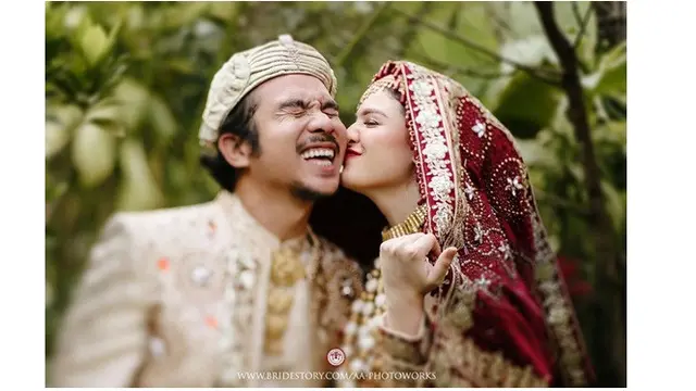 8 Potret Mesra Komo Ricky dan Istri, Umumkan Kehamilan Setelah 3 Tahun Menanti