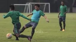 Pemain Timnas Indonesia U-22, Paulo Sitanggang, berusaha merebut bola saat latihan di Lapangan SPH Karawaci, Tangerang, Minggu (7/5/2017). (Bola.com/Vitalis Yogi Trisna)