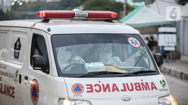 FOTO: Kesibukan Tim Medis Bawa Pasien COVID-19 ke Wisma Atlet