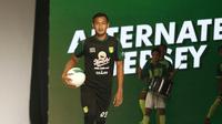 Hansamu Yama memperkenalkan jersey ketiga Persebaya di Tunjungan Plaza, Rabu (24/4/2019) malam.