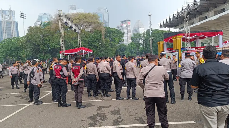 Polisi menyiapkan langkah antisipasi bagi massa pendukung capres cawapres yang akan datang ke lokasi debat di Istora Senayan, Jakarta Pusat, Minggu (7/1/2024).
