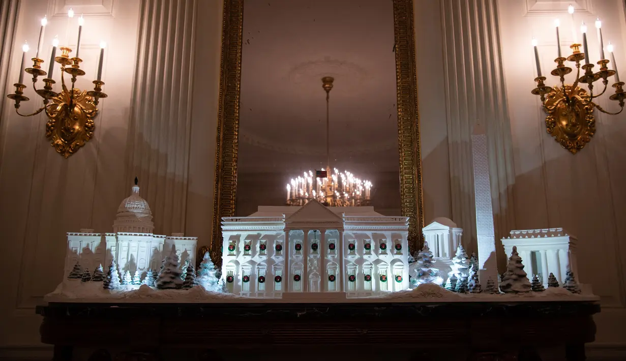 Dekorasi Natal terlihat selama pratinjau dekorasi liburan 2018 di Gedung Putih , Washington DC, Senin (26/11). Gedung Putih telah resmi didekorasi untuk menyambut Natal 2018 dengan mengangkat tema 'American Treasures'. (NICHOLAS KAMM / AFP)