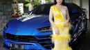 Dalam beberapa kesempatan, Momo terlihat memakai gaun cantik yang dipadukan dengan kontrasnya warna biru mobil Porsche.