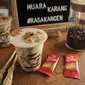 Susu dengan biskuit karamel Serena Troy di Kopi Kangen. (dok. Kopi Kangen/Adhita Diansyavira)