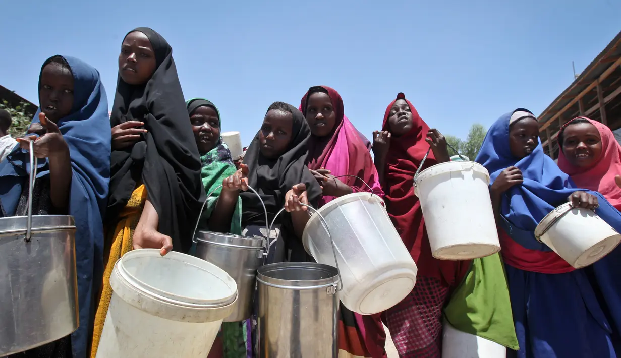 Warga mengantre untuk mendapatkan air, Mogadishu, Somalia, Senin (27/2). Kekeringan ini, selain berakibat pada kurangnya makanan juga menyebabkan banyak kasus dehidrasi.. (AP Photo/Farah Abdi Warsameh)