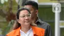 Asisten mantan Komisioner KPU Wahyu Setiawan, Agustiani Tio Fridelia saat akan menjalani pemeriksaan penyidik di Gedung KPK, Jakarta, Senin (27/1/2020). Fridelia diperiksa terkait kasus dugaan penerimaan hadiah atau janji penetapan anggota DPR Terpilih 2019-2024. (merdeka.com/Dwi Narwoko)