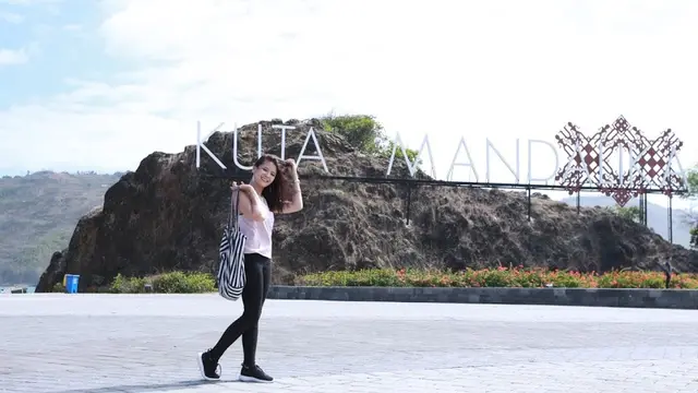 Liburan Bareng Andalan Feminine Care: Mendaki Bukit Merese dan Pound Fit di Pantai Mawun