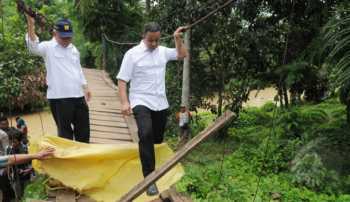 Menteri Pendidikan dan Kebudayaan, Anies Baswedan bersama Menteri Pekerjaan Umum Mochamad Basuki Hadimuljono meninjau lokasi jembatan runtuh di Lebak, Banten, Senin (16/3/2015). (Liputan6.com/Herman Zakharia)