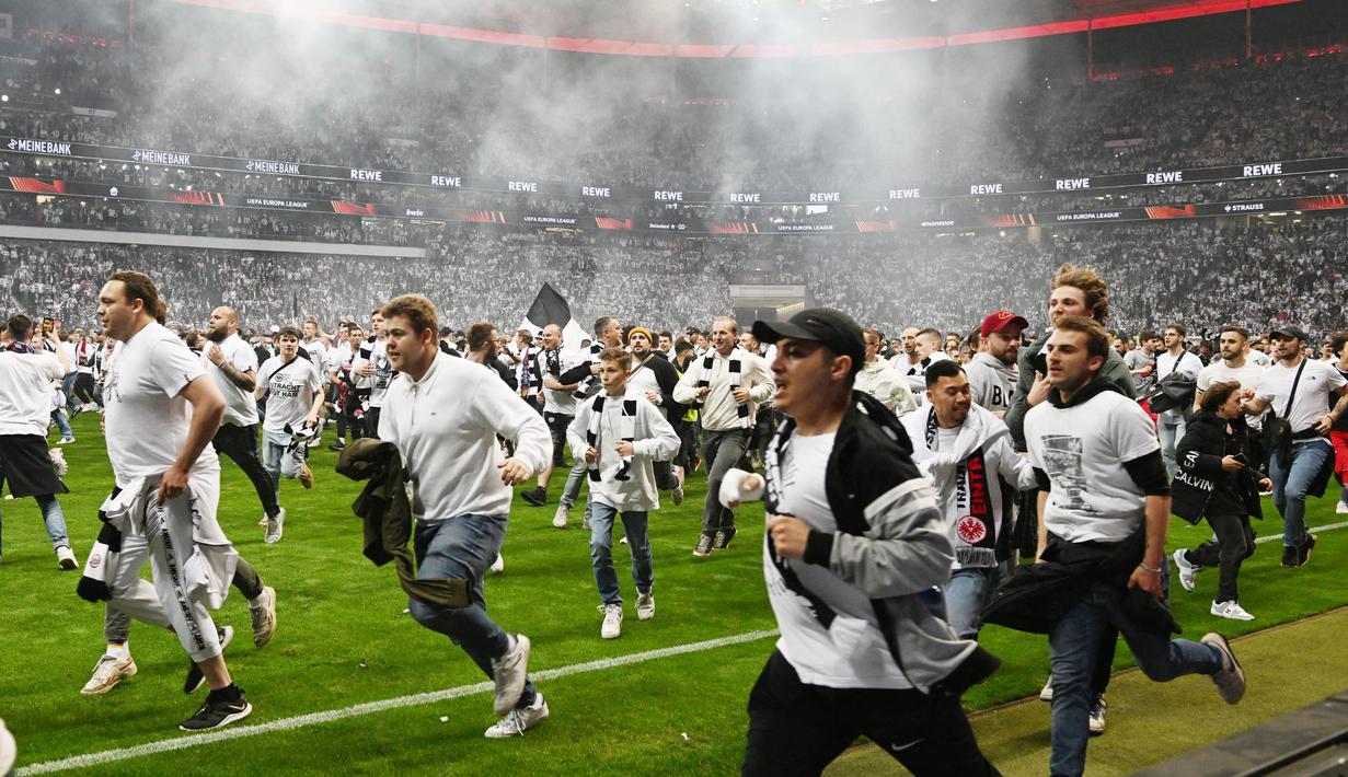 <p>Bertindak sebagai tuan rumah dan di dukung fans fanatik, wakil Jerman itu sukses memenangkan laga lewat gol tunggal Rafael Borre pada menit 26. (AFP/ Christof Stache)</p>
