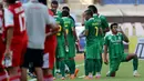 Sejumlah pemain Persebaya United melakukan water break saat laga Piala Presiden melawan Martapura FC di Stadion Si Jalak Harupat, Bandung, Rabu (2/9/2015). Pertandingan berakhir imbang 0-0.(Bola.com/Peksi Cahyo)