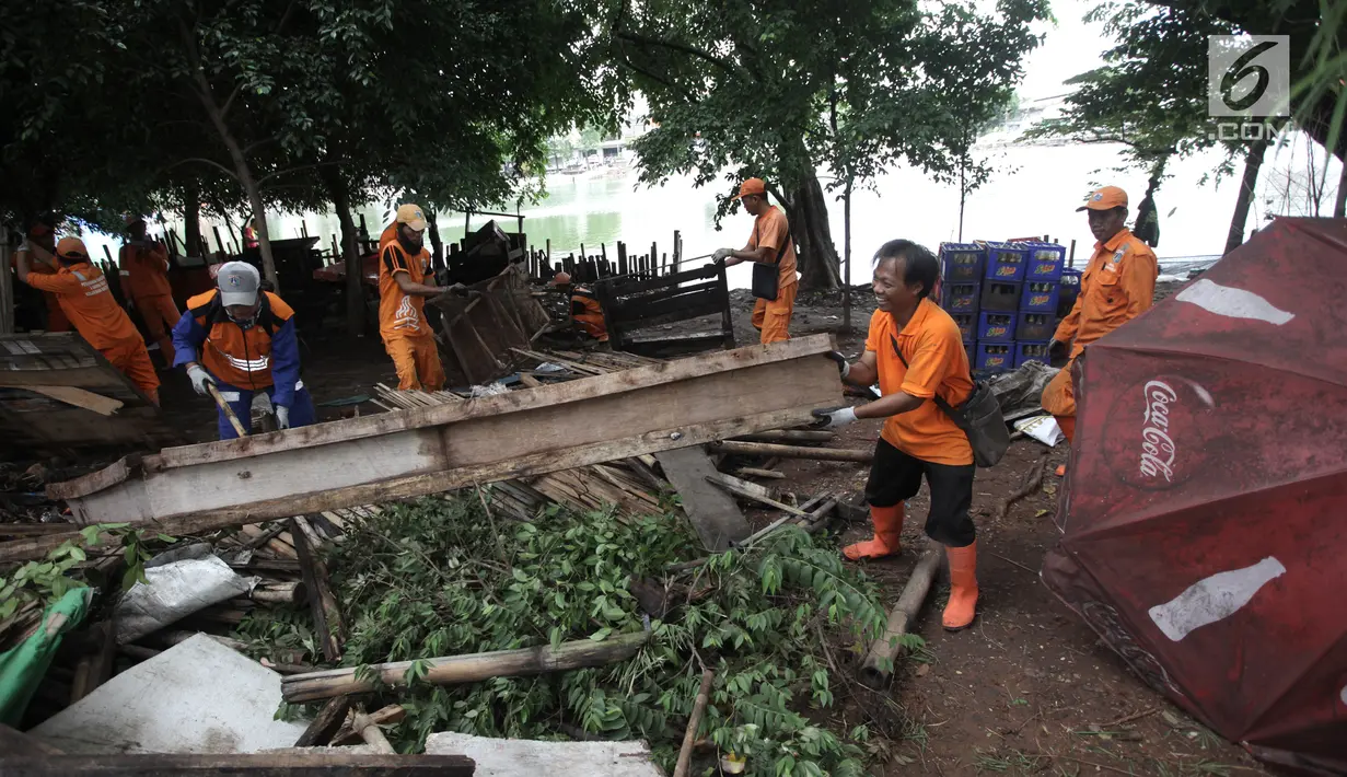 Petugas Penanganan Sarana dan Prasarana Umum (PPSU) DKI Jakarta membongkar lapak pedagang di sekitar Danau Sunter, Jakarta Utara, Jumat (19/1). Selain mempercantik, penataan untuk mendukung Festival Danau Sunter Februari 2018. (Liputan6.com/Arya Manggala)