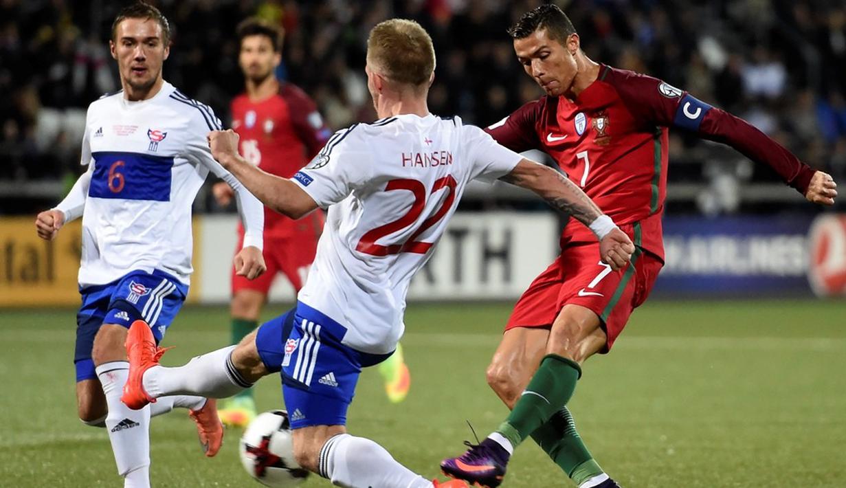 Cristiano Ronaldo saat mencetak gol ke gawang Kepulauan Faroe pada laga Grup B Kualifikasi Piala Dunia 2018 zona Eropa di Torsvollur Stadium, Selasa (11/10/2016) dini hari WIB. (AFP/Francisco Leong)