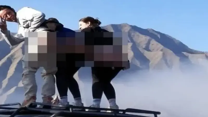 Akasi tidak pantas yang dilakukan tiga turis asaing di kawasan Gunung Bromo (Istimewa)