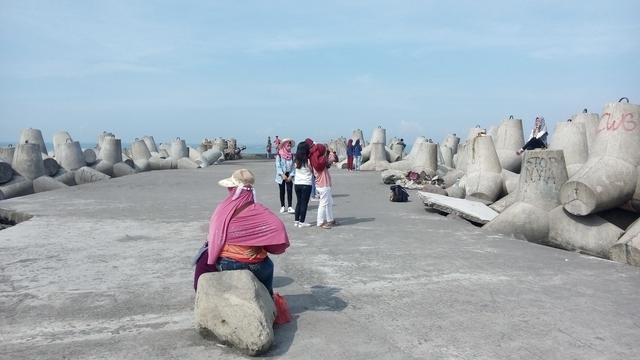 Swafoto Bersama Ombak Pecah Di Pantai Glagah Regional
