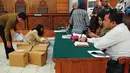 Tim Biro Hukum KPK menghadirkan barang bukti belasan dus berisi 200 dokumen saat sidang praperadilan yang diajukan Setya Novanto di Pengadilan Negeri Jakarta Selatan, Senin (25/9). (Liputan6.com/Helmi Afandi)