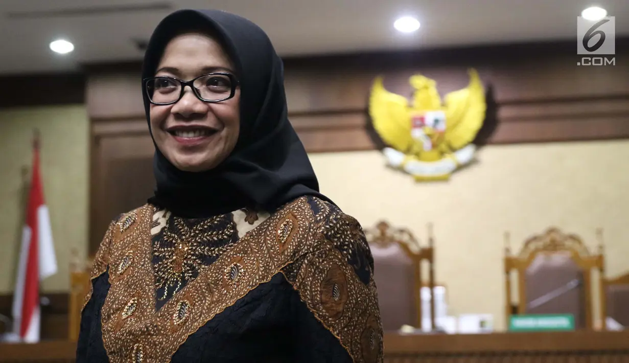 Eni Maulani Saragih saat jeda menjadi saksi pada sidang lanjutan dugaan suap kesepakatan kontrak kerja sama pembangunan PLTU Riau-1 dengan terdakwa Idrus Marham di Pengadilan Tipikor, Jakarta, Selasa (29/1). (Liputan6.com/Helmi Fithriansyah)
