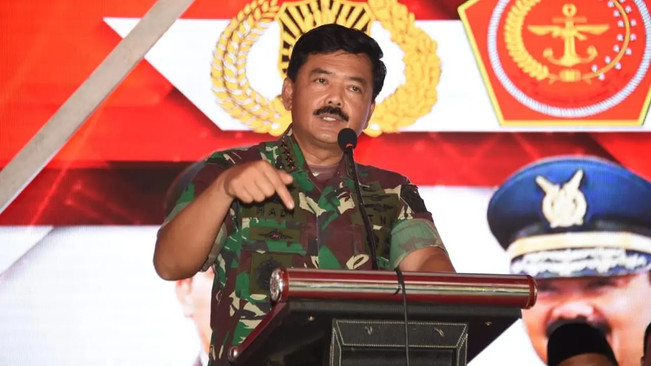 Panglima TNI Marsekal TNI Hadi Tjahjanto didampingi Kapolri Jenderal Pol Idham Azis di Desa Sijantung, Pulau Galang, Kota Batam, Kepulauan Riau, Minggu (8/3/2020). (foto: Puspen TNI)
