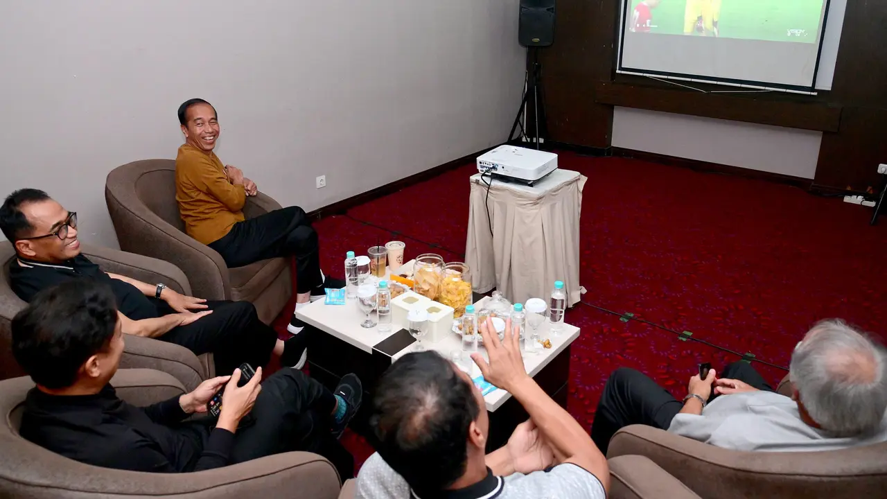 Presiden Jokowi menyempatkan menonton laga Timnas Indonesia melawan Vietnam bersama sejumlah menteri dan perangkat melekat di hotel tempatnya bermalam di Kota Palu, Provinsi Sulawesi Tengah, pada Selasa, 26 Maret 2024 malam.