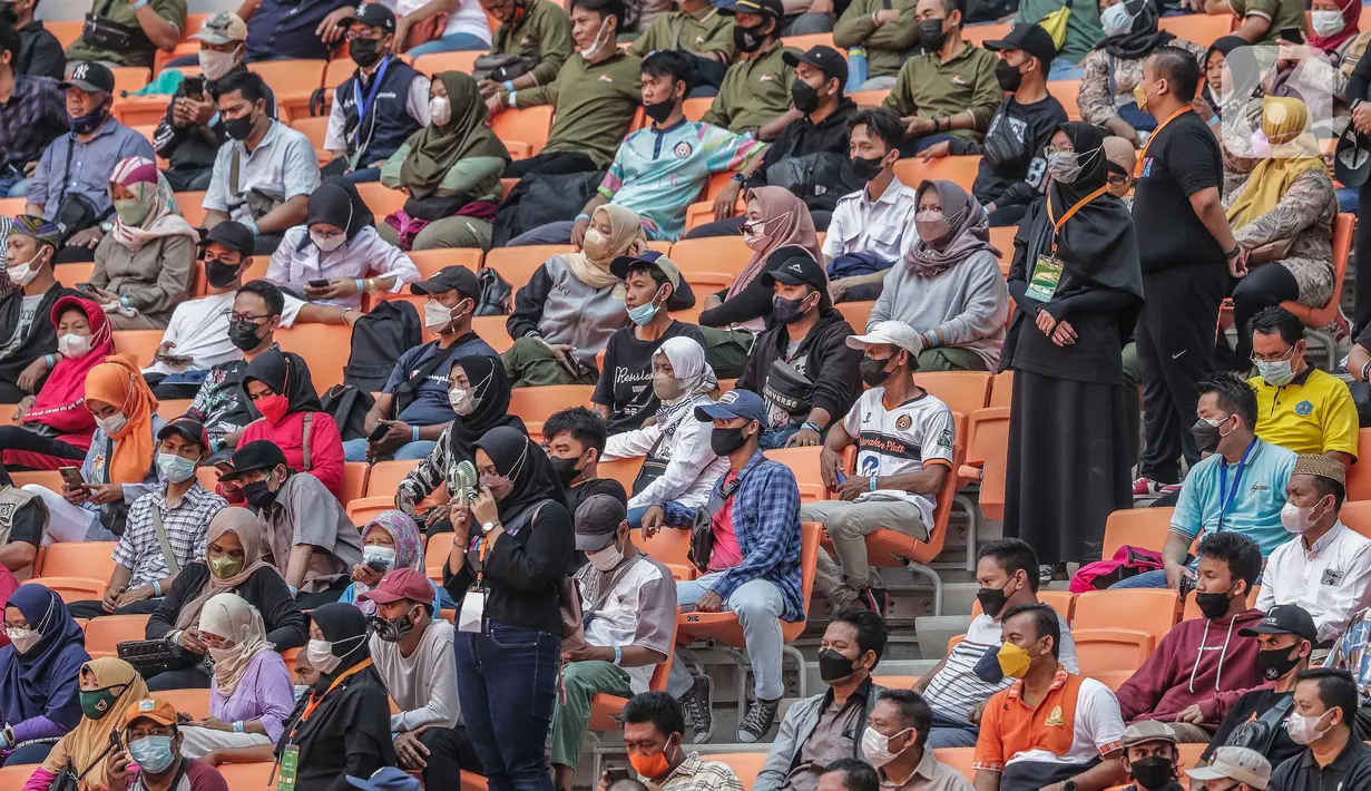 Sejumlah pemain berlatih sebelum laga International Youth Championship (IYC) 2021 di Jakarta International Stadium (JIS), Jakarta, Rabu (13/4/2022). Ajang sepak bola International Youth Championship 2021 (IYC 2021) akan digelar di Stadion JIS pada 13,15,17, dan 19 April. (Liputan6.com/Faizal Fanani)