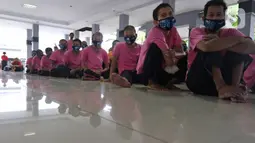 Warga binaan sosial menunggu untuk suntik vaksin Covid-19 AstraZeneca di Panti Sosial Bina Insan, Cipayung, Jakarta, Selasa (14/9/2021). Sebanyak 180 warga binaan sosial telah menerima vaksin Covid-19 sebagai upaya percepatan pemerataan penerima vaksin Covid-19 di DKI. (Liputan6.com/Herman Zakharia)