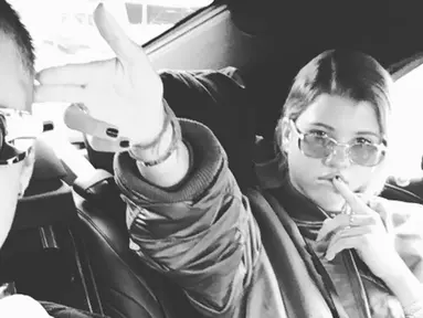 Keakraban Justin Bieber dan model bernama Sofia Richie di dalam mobil, Jepang. Foto Justin dengan gadis yang digosipkan sebagai pacar barunya ini menghebohkan dunia maya. (Instagram/ justinbieber)